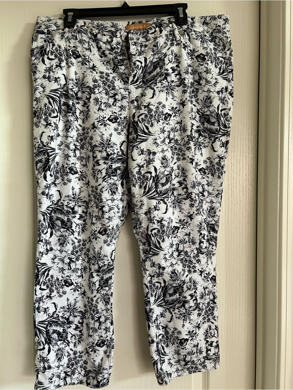 Ellen Tracy Black & White Floral Cropped Pants